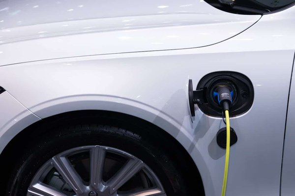 Quelles sont les meilleures pratiques pour entretenir les phares LED d'une voiture électrique ?